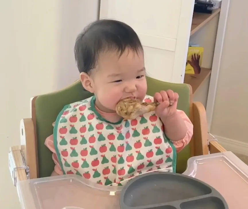 아쉬운 마음에 벚꽃샷 대신 닭다리샷 🥲
