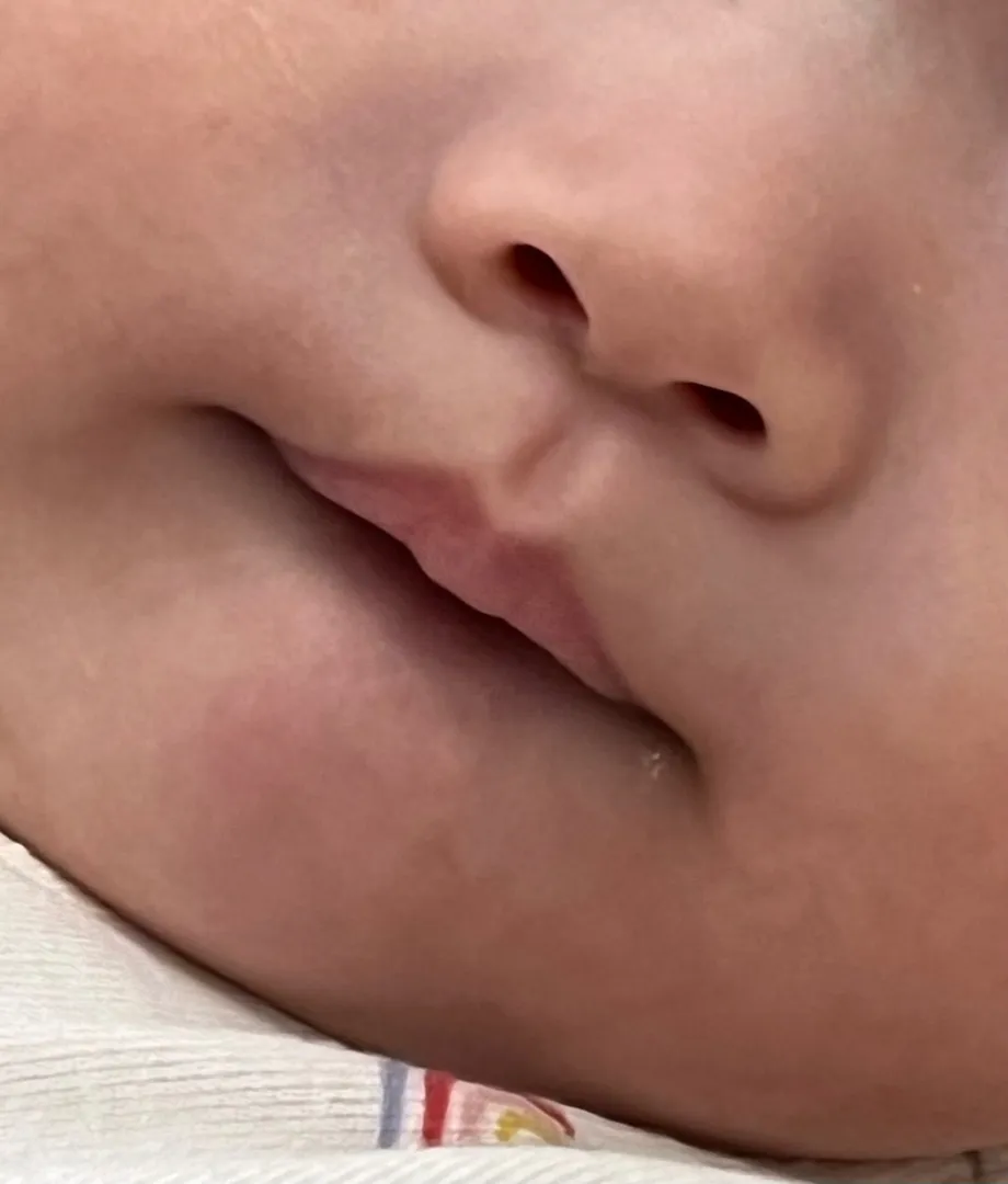 아랫입술을 빨아요..