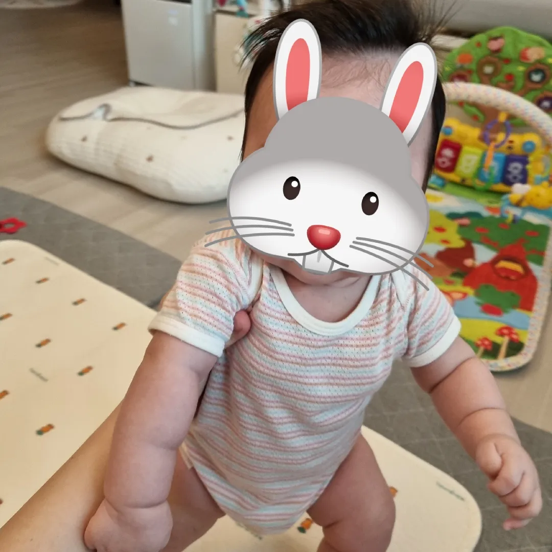 일어서기 좋아하는 아기