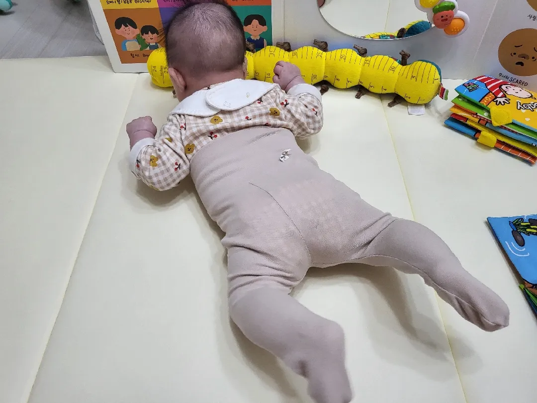 비행기자세만 하루종일....