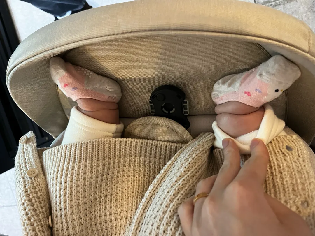 우리 아기 토실한 발목봐주세요