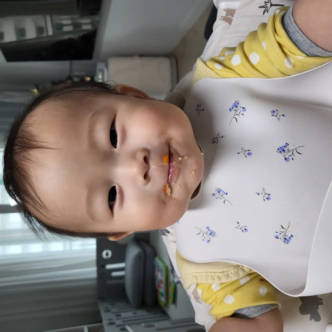 물 뱉는 아기 있나요...?