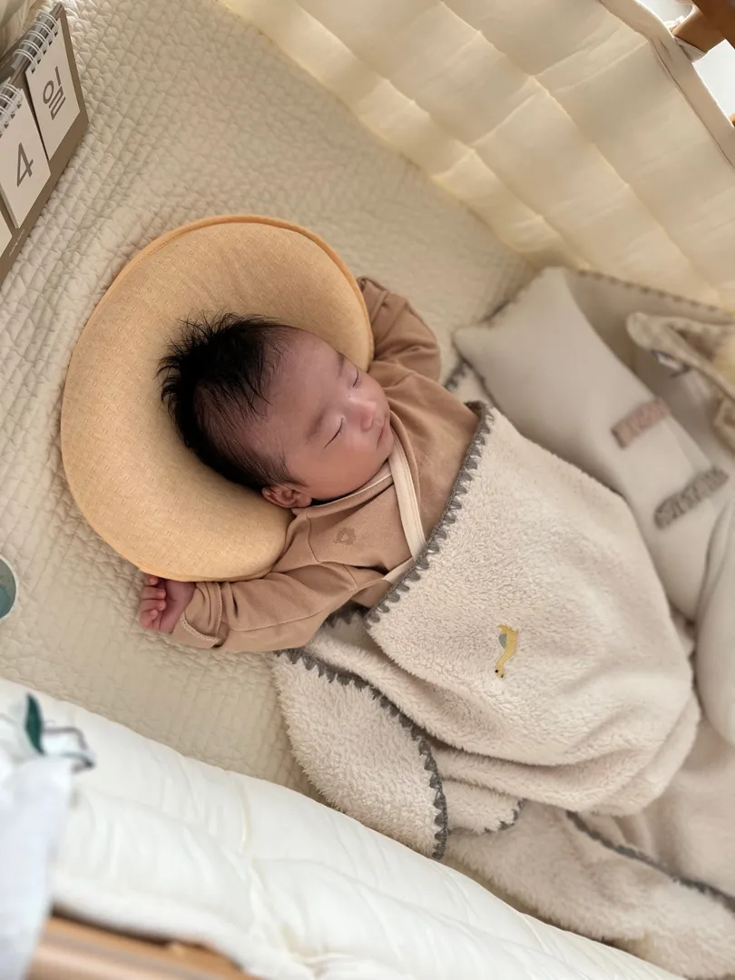셀프 모로반사 방지하는 아기👶🏻