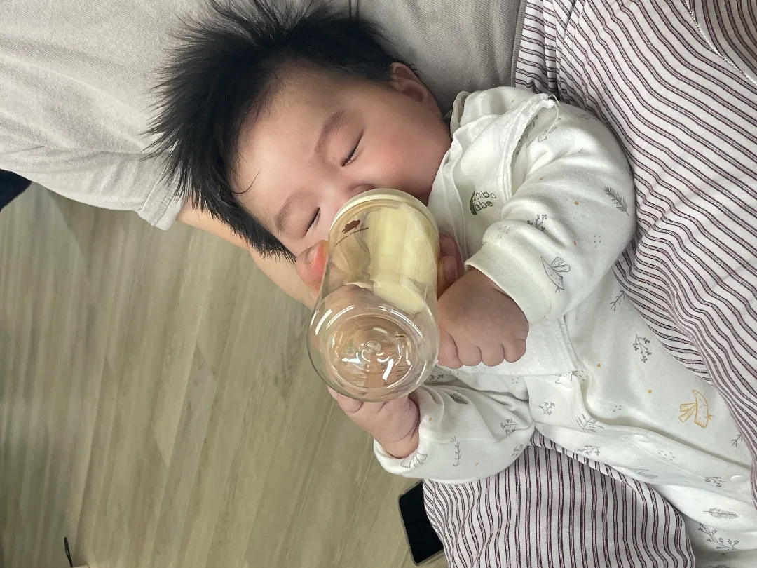 앉아서 수유하려는 아기 잇나요?