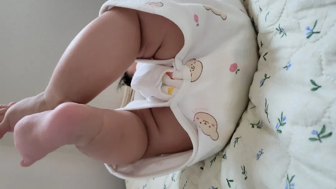 다리 들어올리는 아기