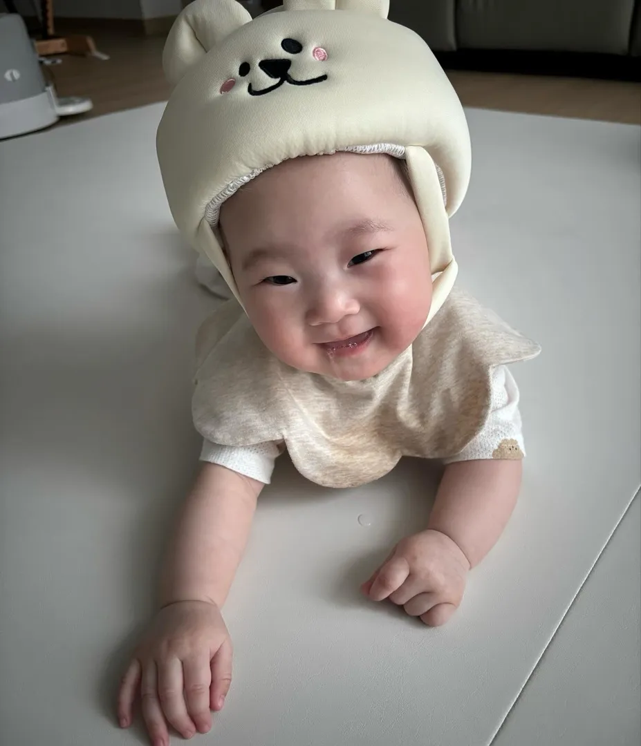 침 폭포수 처럼 흘리는 아기