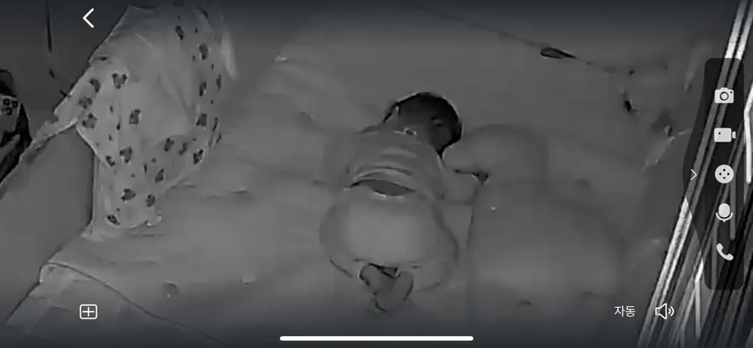 뒤집기하고 자는 아가 냅둬도 될까요..?