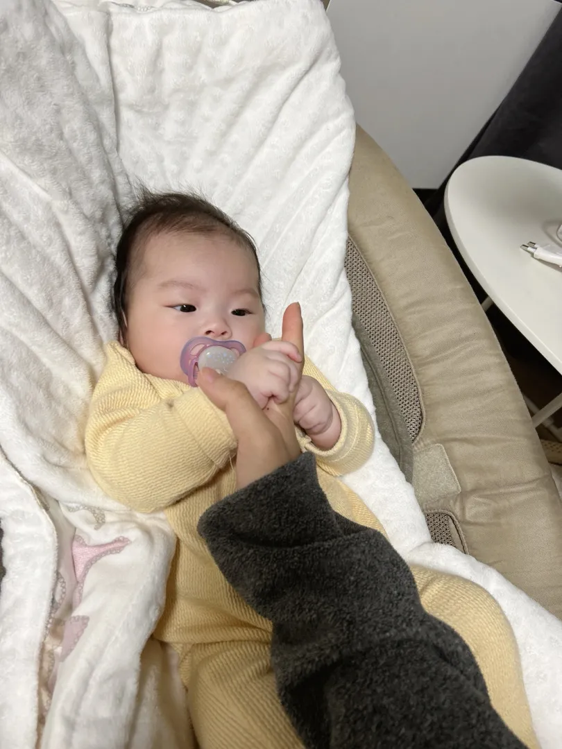 아기가 자기 손 구경한다는 글 보고