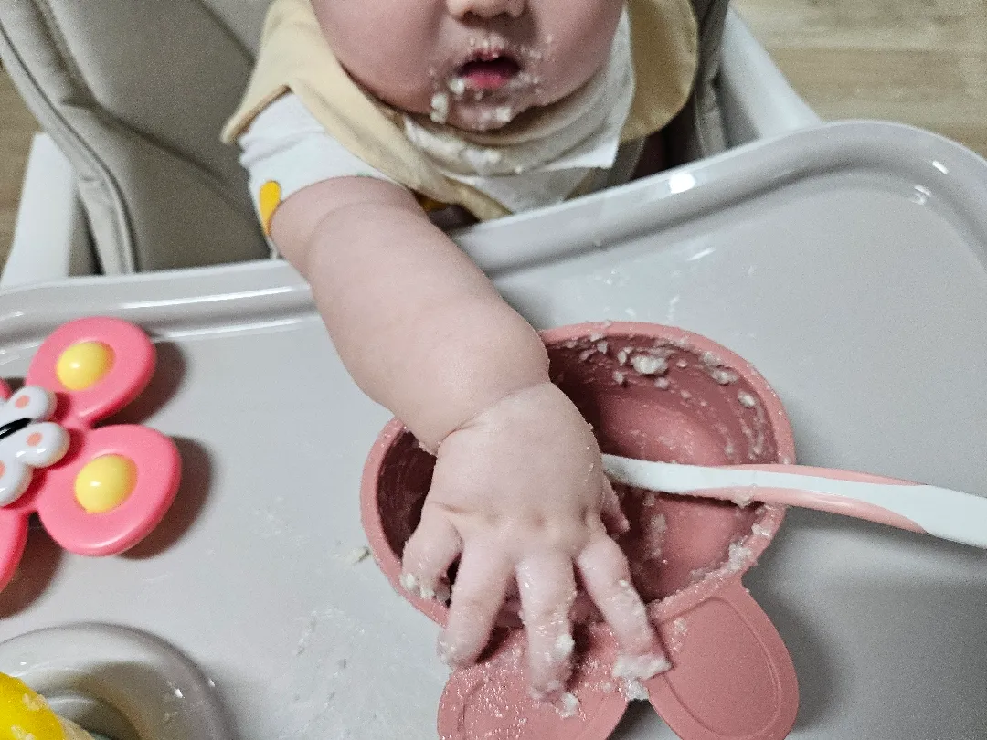 이제 막 이유식 만지면서 먹네요ㅠ