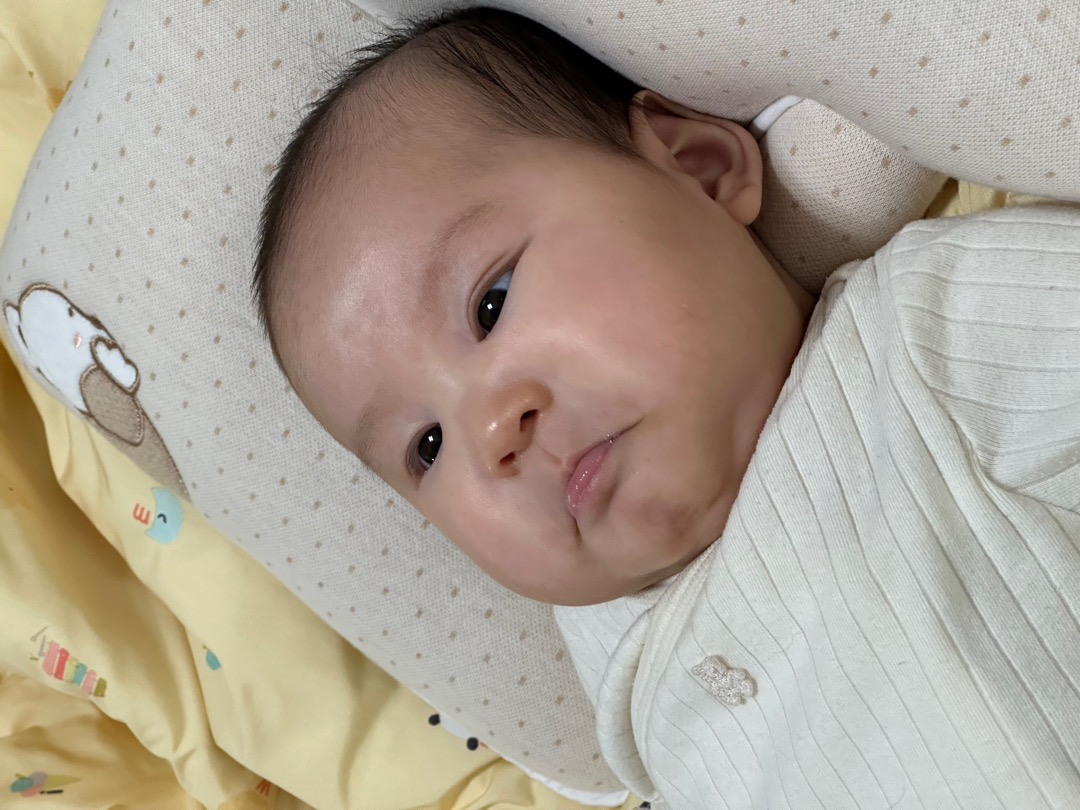 아기 얼굴 하얘졌나용?