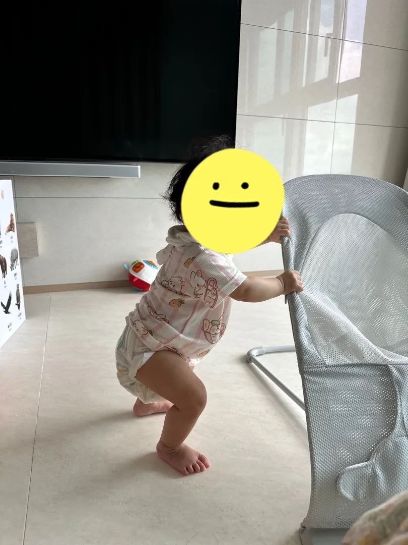 일어서려고 하는 아가