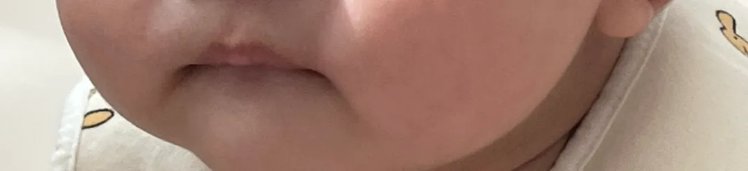 아랫입술 물기
