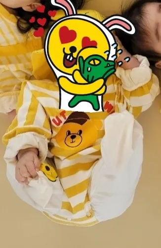 아기가 양쪽 다리를 엄청자주올려요...