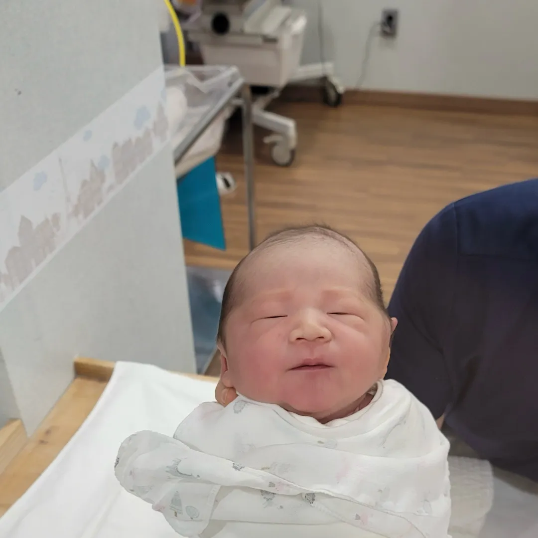 38주4일 새벽에 갑자기 진통와서 아침에 제왕했어요