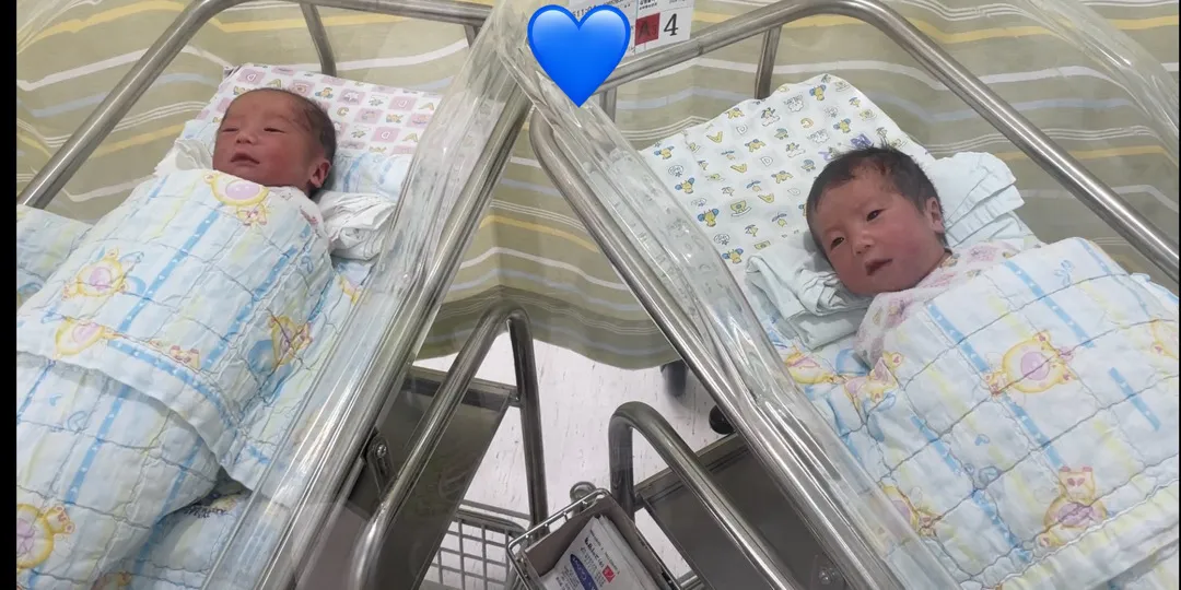 혈압이 안 떨어져서 응급으로 쌍둥이 제왕했어요. 