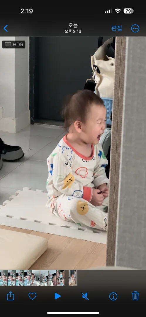 거울보고 우는척 하는 아기