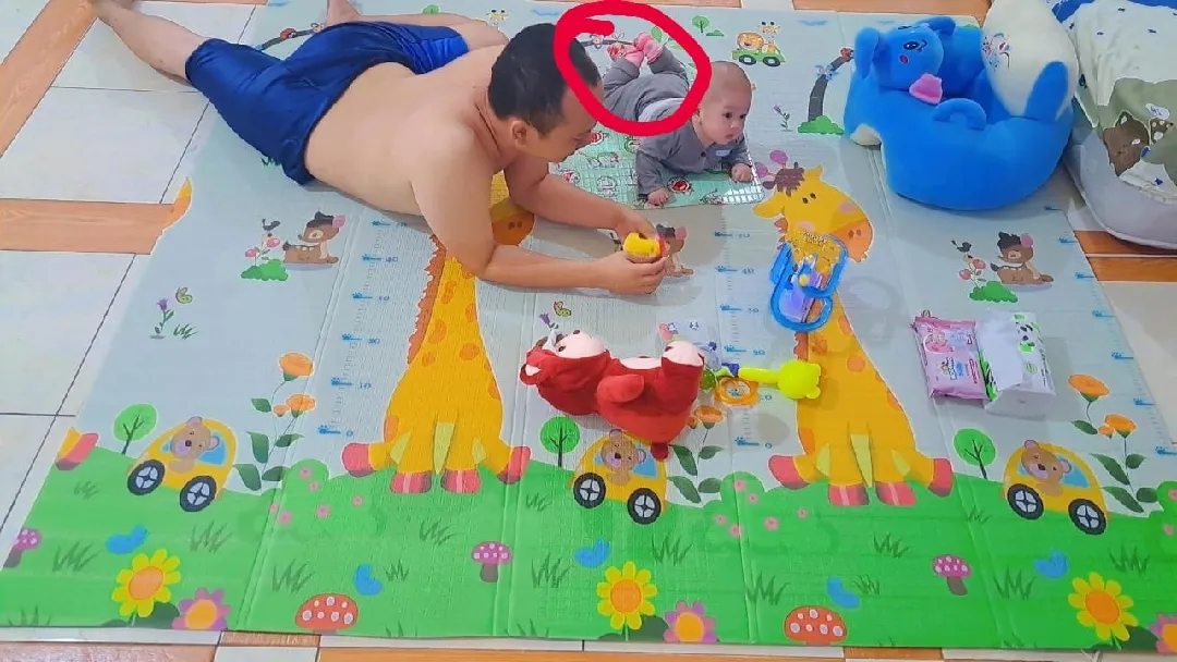 Kalau tengkurep kaki nya diangkat keatas