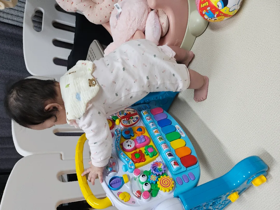 아직7개월도아닌데 일어서요 ..