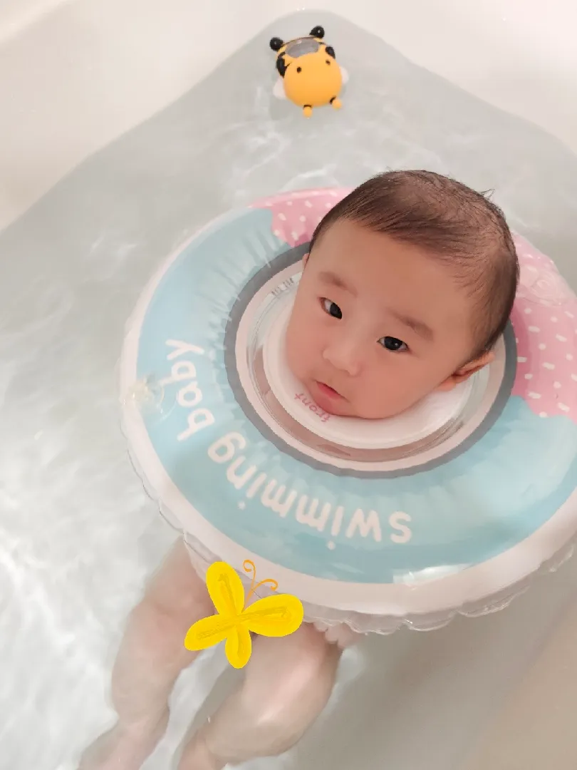 아가들은 물을 좋아하나봐요^^