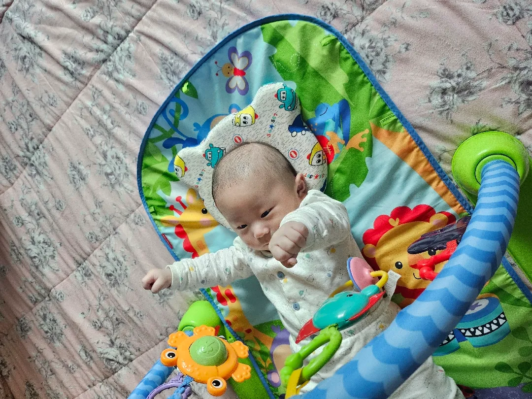 주먹을 계속 쳐다봐요ㅠㅠ