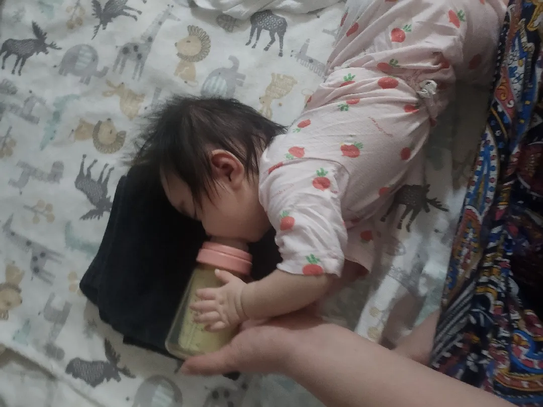 95일차 아기 젖병을 자꾸잡고먹을려고해요