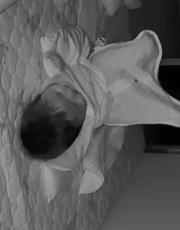아가들 잘때 자세가어떤가요? 몸부림도 치나요?