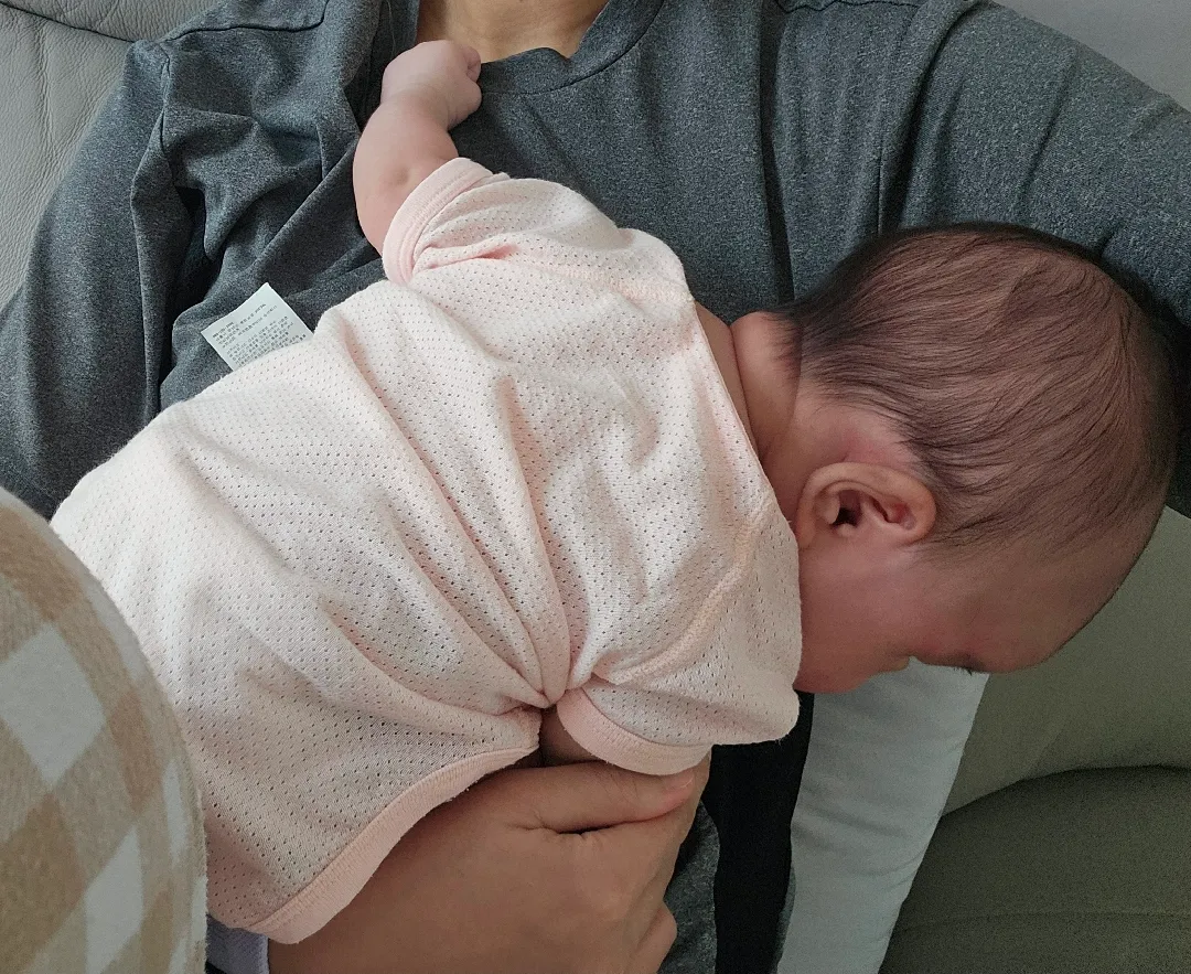 안으면 휘는 자세